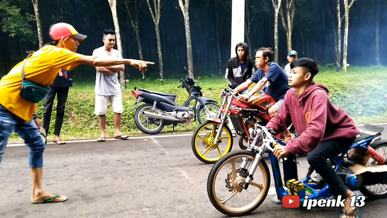 Σε ποια χώρα κάνουν κόντρες σε δημόσιο δρόμο με… σαγιονάρες;